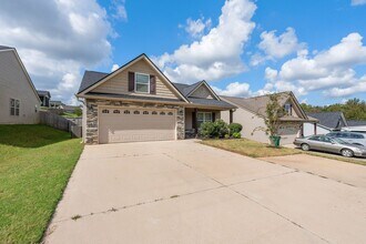 Building Photo - 3 BR, 2 BA 2-Car Garage Modern Ranch Livin...