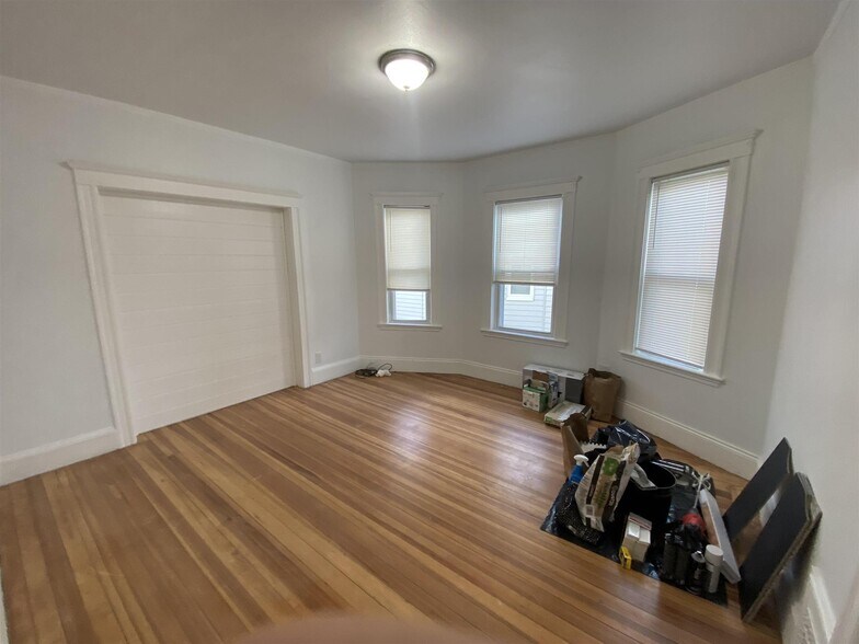 Building Photo - 44 Temple St