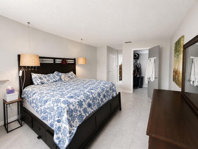 Building Photo - 1706 Belleair Forest Dr