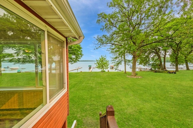 Building Photo - Rare green lake lake home for long term re...