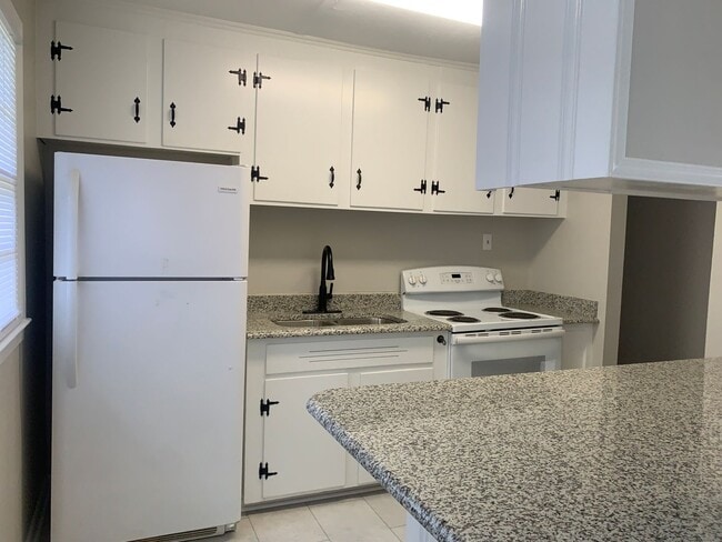 Building Photo - 2-Bedroom, 1-Bath House