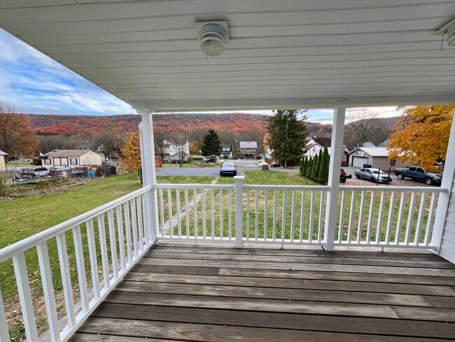 Building Photo - 425 Center St