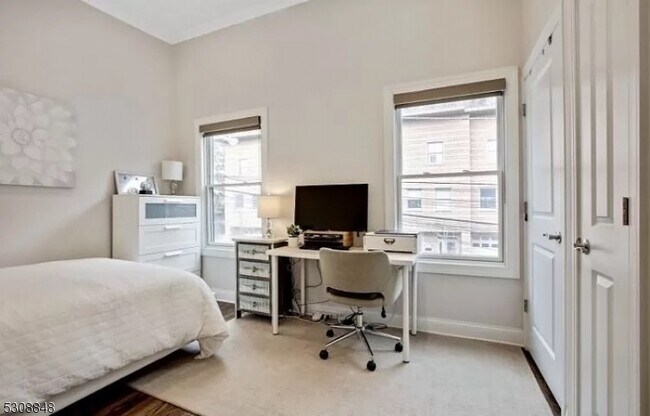 Building Photo - 5 W 19th St