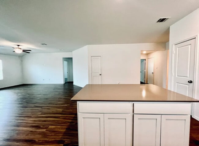 Building Photo - Modern 4-Bed, 2-Bath Retreat with Soaking ...