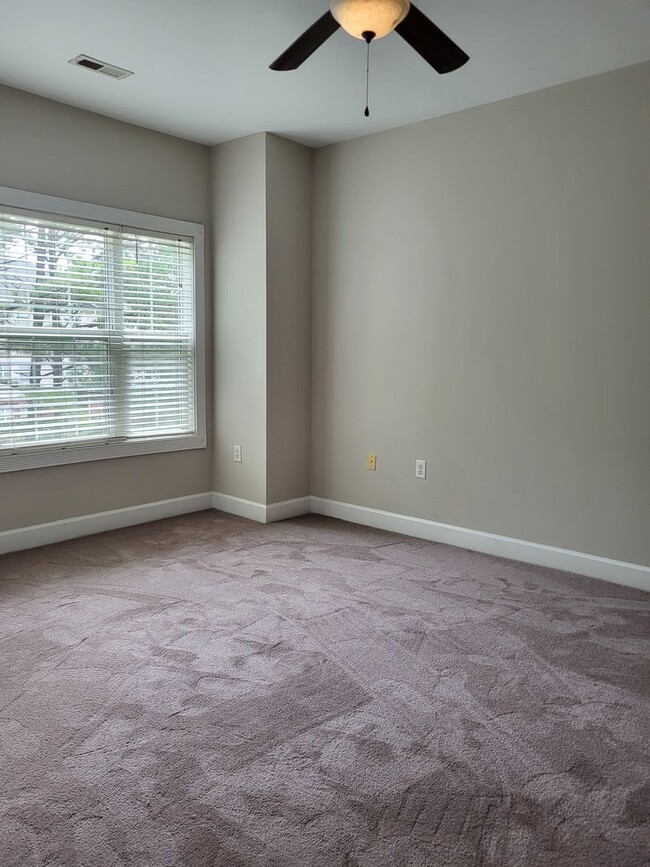 Building Photo - 2 bedroom condo in University