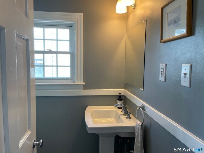 Building Photo - 99 Penn Dr