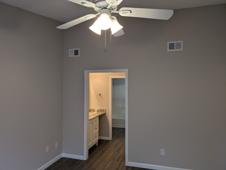 Building Photo - 1381 Pinnacle Ln