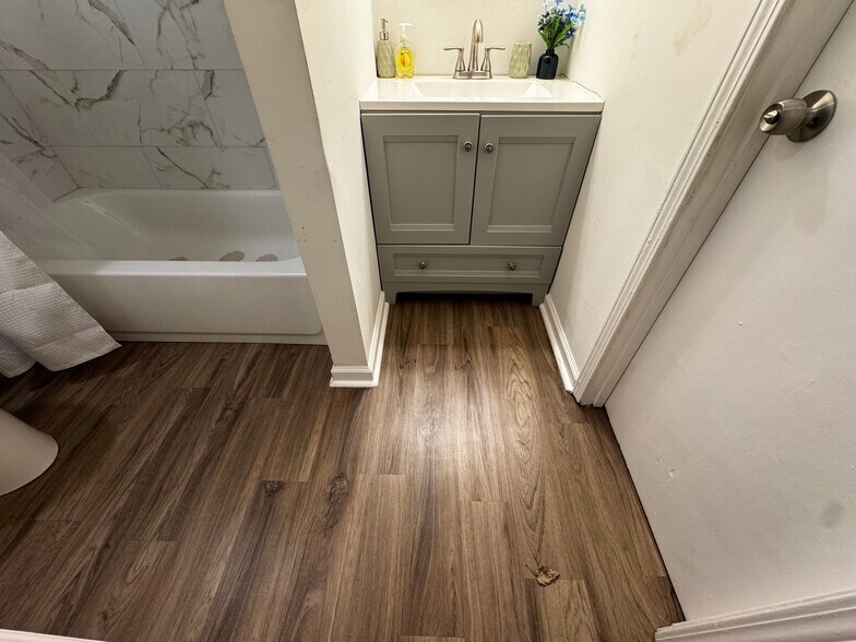 Building Photo - Room in Duplex on Washington St