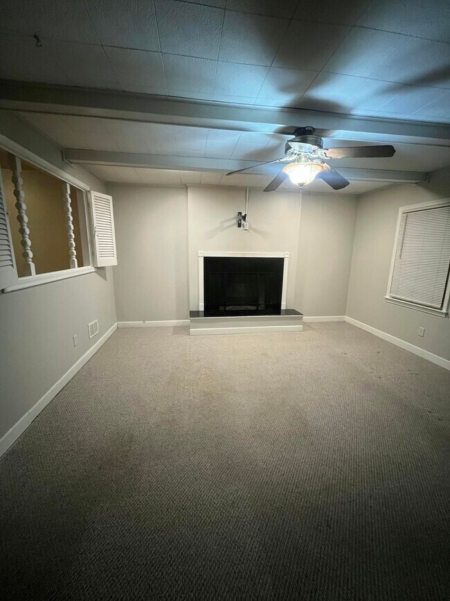 Building Photo - 12116 Columbia Ave