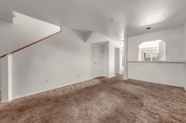 Building Photo - One car garage Townhouse