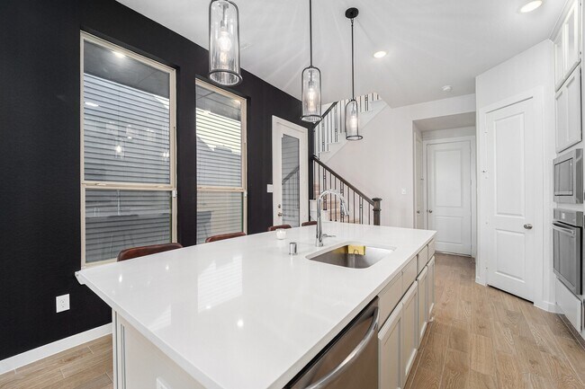 Building Photo - 16630 Lake Austin St