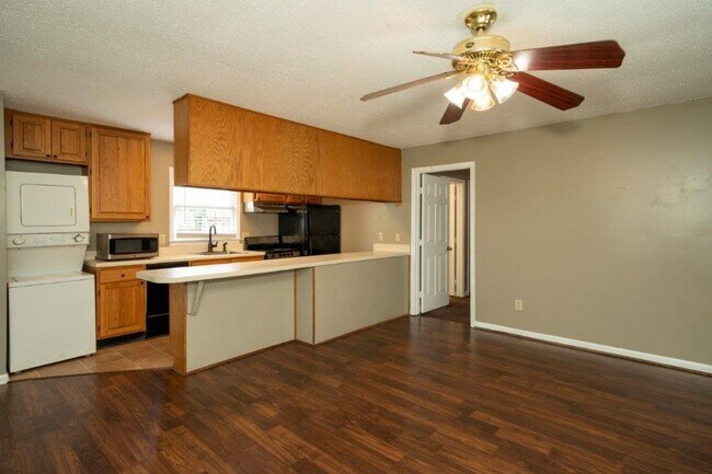 Building Photo - 211 W Longleaf Dr