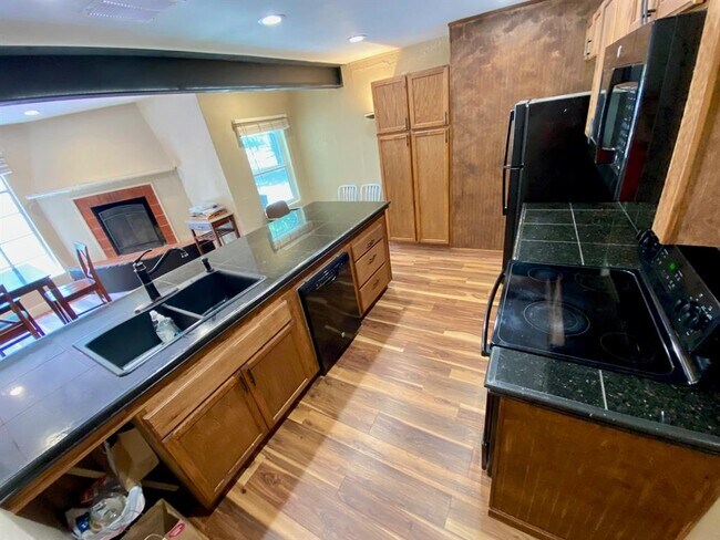 Building Photo - 3711 Vineland Dr