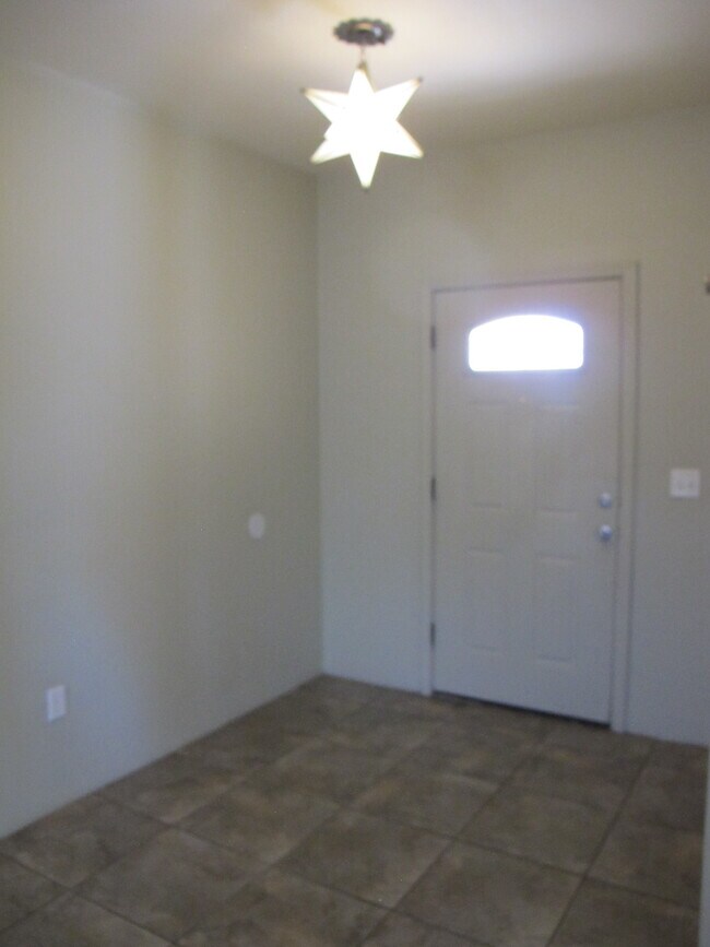 Building Photo - 1305 E Linden St