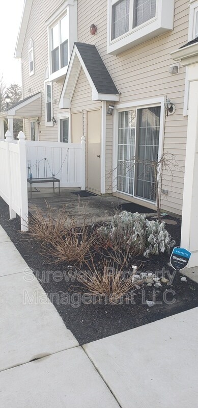 Building Photo - 1505 Saxony Dr