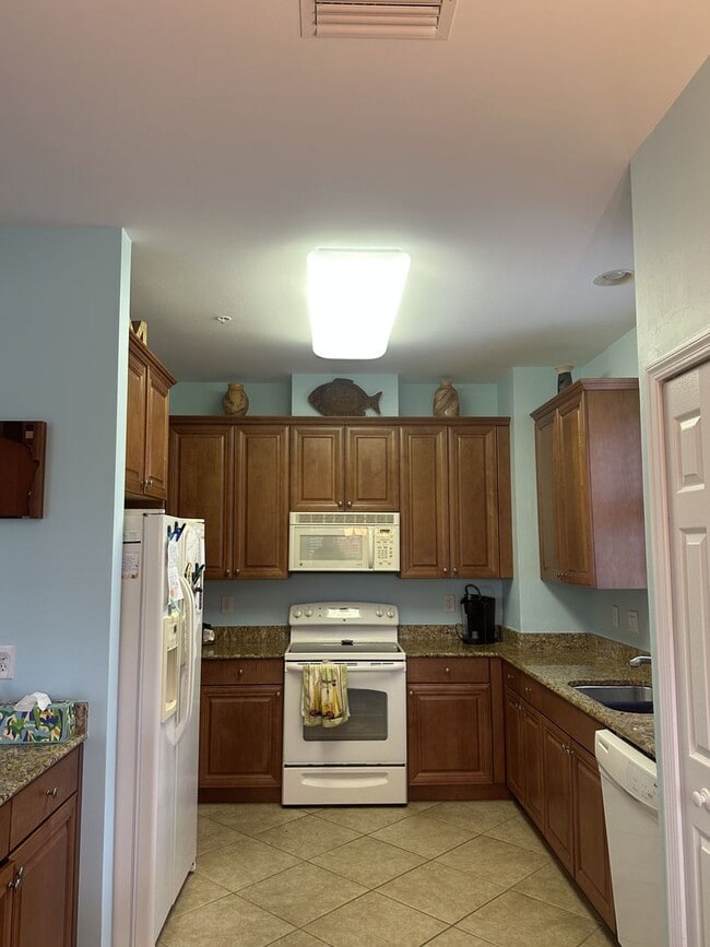 Building Photo - FURNISHED/TURNKEY 2+Den, 2 bath 1 car garage 1st floor condo in River Hall