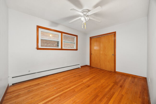 Building Photo - 5748 W Montrose Ave