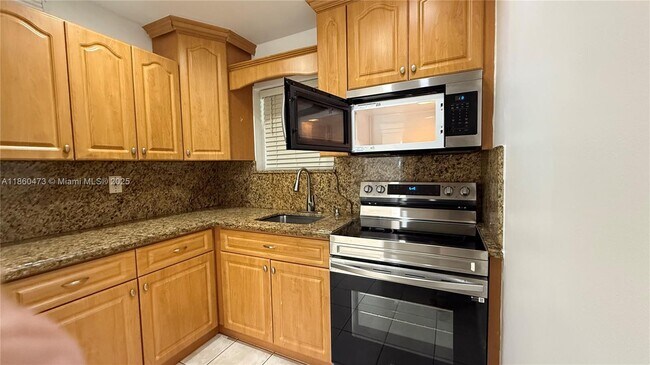 Building Photo - 7470 Miami Lakes Dr