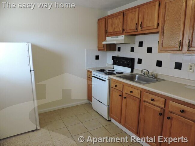 Building Photo - 17 Pine St