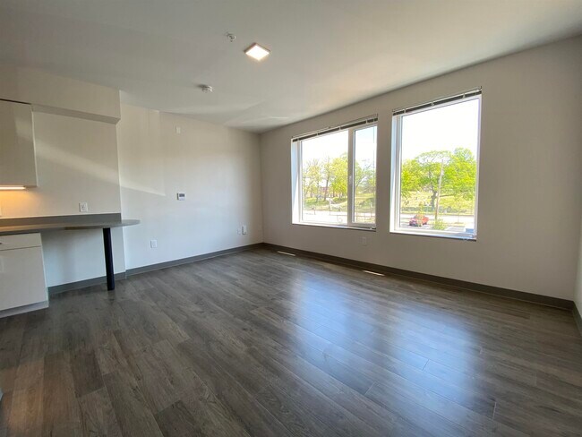 Building Photo - 409 Elm St