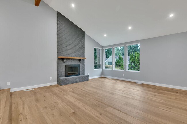 Building Photo - 4bed/2.25bath Stunning Remodeled Home on Expansive Wooded Lot in Woodinville