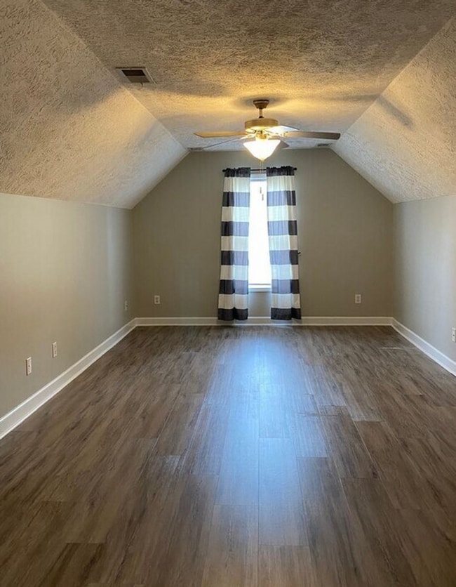 Building Photo - NEW LISTING!!!!