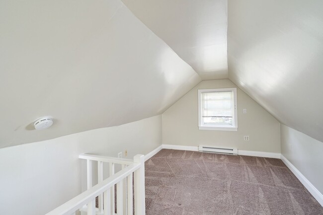 Building Photo - Renovated 3 bedroom 2 Bath home in Goodyea...