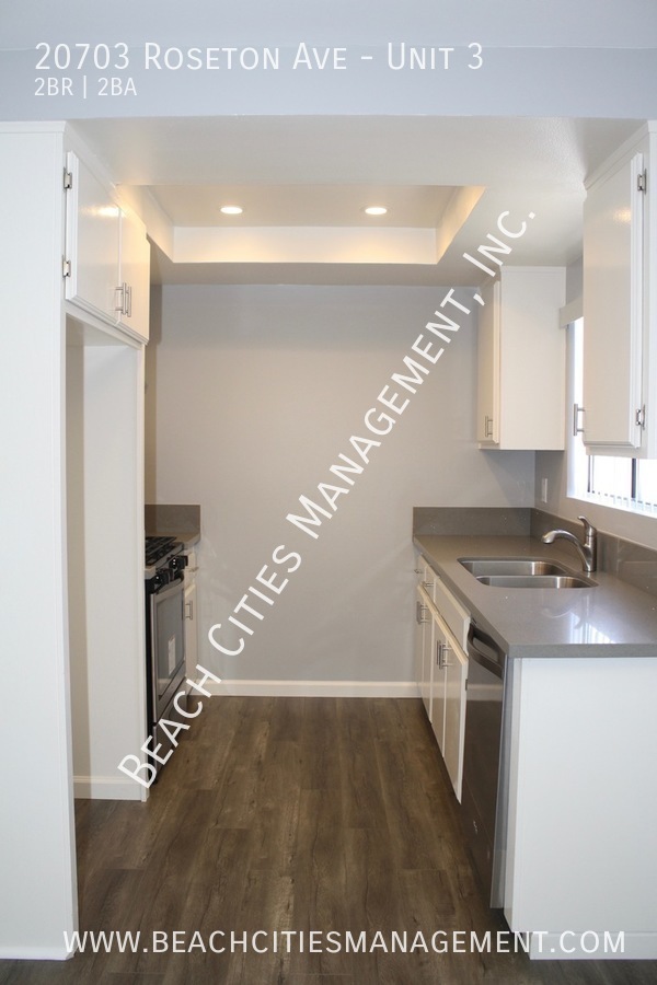 Building Photo - Completely Remodeled Townhouse in Lakewood...