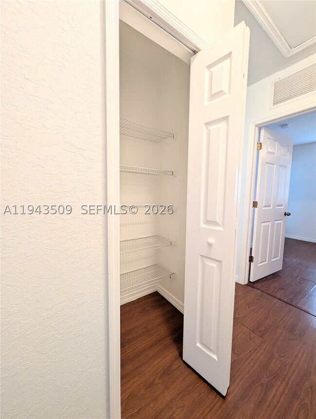 Building Photo - 825 SW 6th St