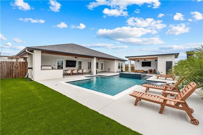 Building Photo - 4/3-Kings Landing community