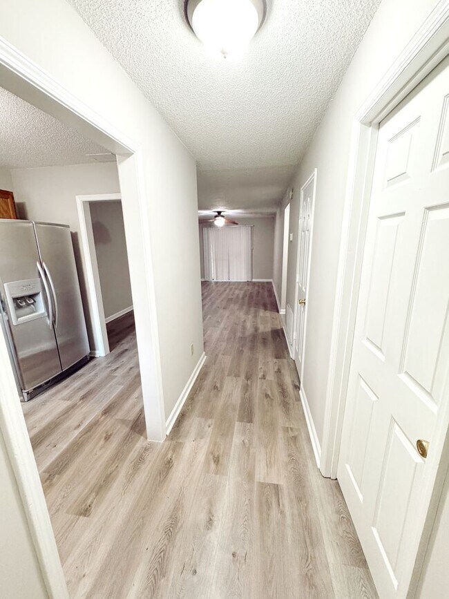 Building Photo - For Lease: Charming 2 Bedroom, 1 Bath Condo in Winfield Chase