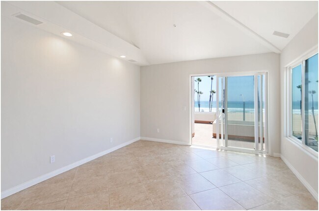 Building Photo - Oceanfront Penthouse in Huntington Beach!!