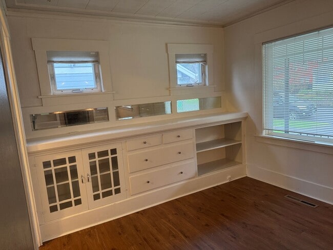 Building Photo - Charming 2 Bedroom 1 Bathroom Located in the Heart of the Beaumont-Wilshire Area!!