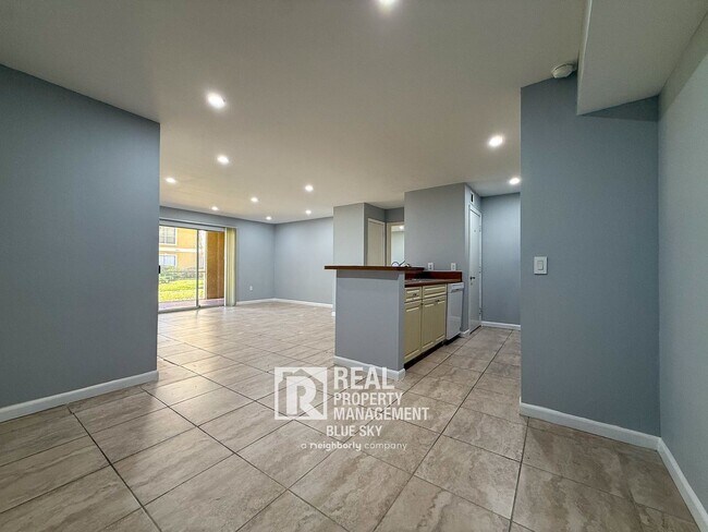 Building Photo - 9481 Highland Oak Dr