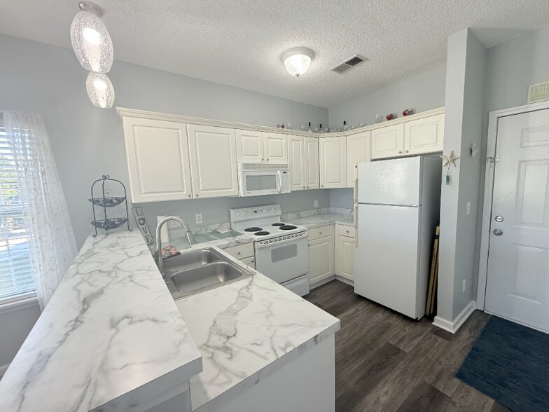 Building Photo - 2040 Cross Gate Blvd