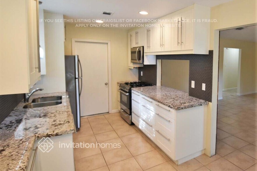 Building Photo - 9415 Thistle Trail Dr