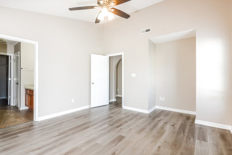 Building Photo - 15559 Old Pond Cir