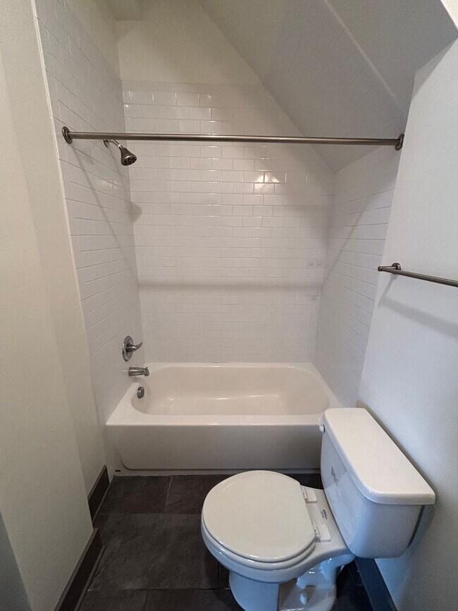 Building Photo - 300 E Grace St. Apt. 201