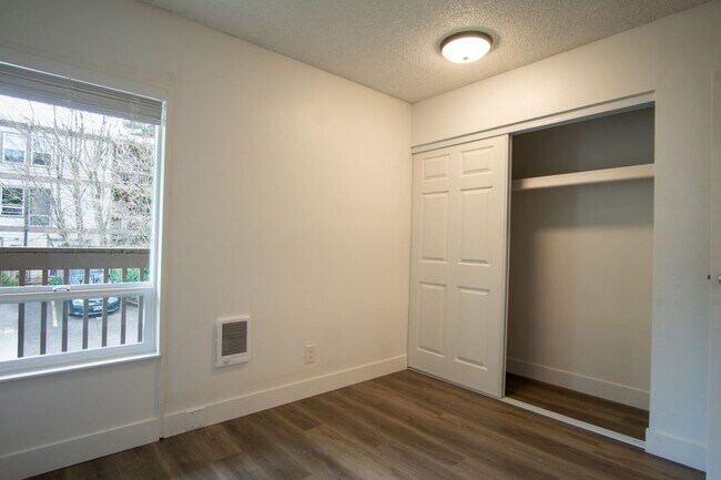 Building Photo - FREE RENT + Bonus $$$: Nicely Updated Top Floor Corner 2-Bdr Near OHSU w/Private Balcony!