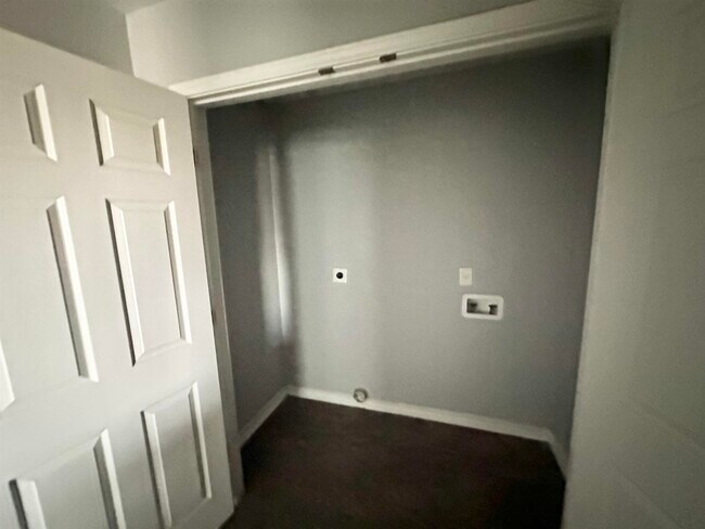 Building Photo - 2705 Mauricio St