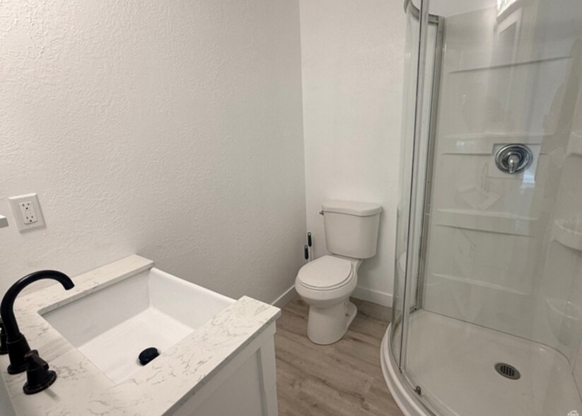 Building Photo - 886 Wood St