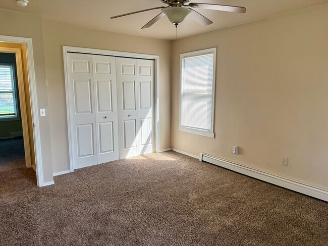 Building Photo - 5 bedroom 3 bath home in Belgrade with attached double garage