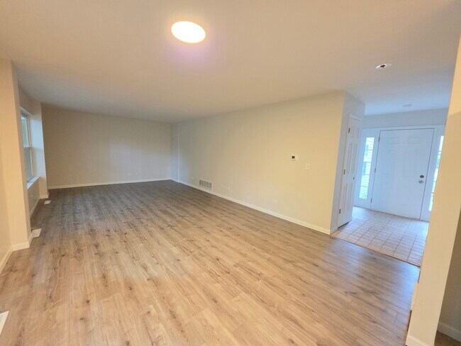Building Photo - 740 Village Cir