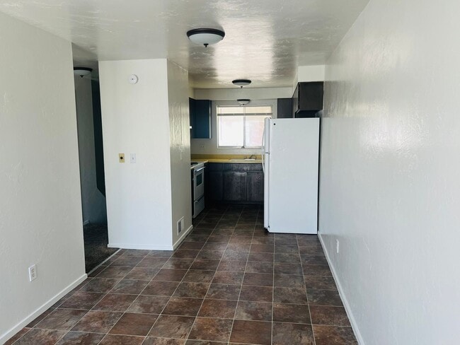 Building Photo - Beautiful Sunset townhome, row end with ce...