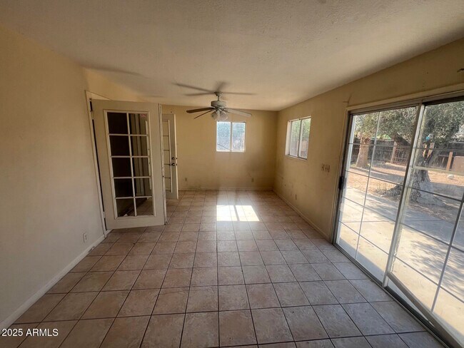 Building Photo - 1237 E Vine Ave