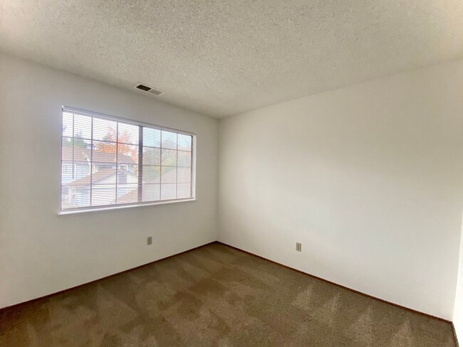 Building Photo - Charming 2-bedroom Condo for Rent! - Arden...