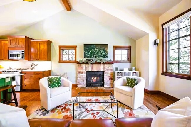 Building Photo - 738 Skyline Dr