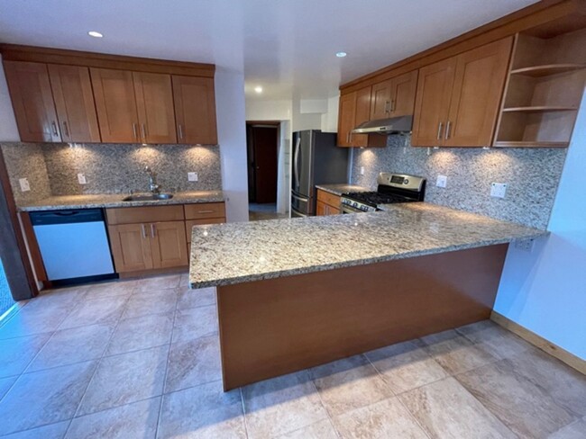 Building Photo - Coming Soon! Rare mid-century light filled...