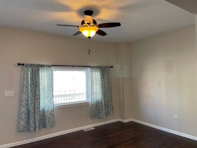 living room - 517 N 9th Ave