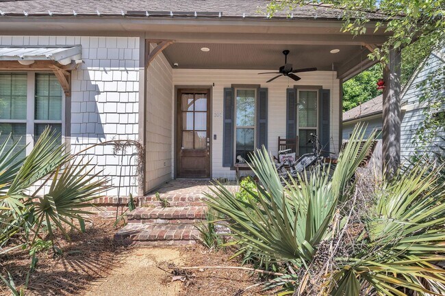 Building Photo - Large 3 Bedroom Townhome with All Appliances Included